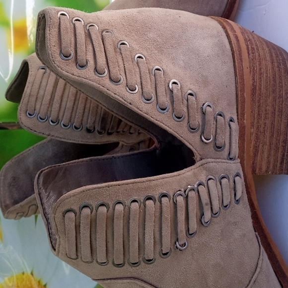 Vince Camuto  Suede Ankle Booties, US 9, Tan, Pre-owned - Picture 5 of 13